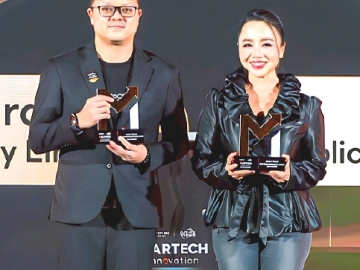 ความผูกพันลูกค้ายอดเยี่ยม : พุทธชาด ศรีนิศากร ประธานเจ้าหน้าที่
บริหารสายการตลาด บมจ.เอ็ม บี เค และ สิรสิทธิ์ สุริยพัฒนพงศ์ CEO
บจก,ช็อคโก้ คาร์ด เอ็นเตอร์ไพรส์ ผู้ออกแบบ MBK Plus Loyalty
Program รับรางวัล “MarTech Innovation Awards 2026” ระดับ Gold