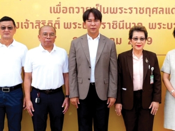 บรรพชาสามเณร : อาทร วนาสันตกุล ประธานเจ้าหน้าที่บริหาร ธุุรกิจโรงแรมและการท่องเที่ยว บจก.เอ็ม บี เค โฮเต็ล แอนด์ ทัวร์ริซึ่ม และคณะผู้บริหาร
กลุ่มธุรกิจเอ็ม บี เค ต้อนรับ ดร.นรเทพ ชูพูล ผอ.เขตปทุมวัน ที่มาเป็นประธานในพิธีทำบุญตักบาตรข้าวสารอาหารแห้งแก่สามเณร 96 รูป จาก
วัดดวงแข ในโครงการบรรพชาสามเณร ภาคฤดูร้อน ปี 2569 เพื่อถวายเป็นพระราชกุศลแด่ สมเด็จพระนางเจ้าสิริกิติ์ พระบรมราชินีนาถ พระบรมราชชนนี
พันปีหลวง โดยมีผู้บริหารจากบริษัทในย่านใกล้เคียง และผู้ประกอบการร้านค้า ประชาชน ร่วมพิธี ที่ ศูนย์การค้าเอ็ม บี เค เซ็นเตอร์ เขตปทุมวัน