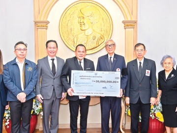 “โอกาสของชีวิต” : ชาคริต ศึกษากิจ ประธานเจ้าหน้าที่บริหาร บมจ.เวชธานี ในนาม โรงพยาบาลเวชธานี อินเตอร์เนชันแนล มอบเงิน 20 ล้านบาท
ให้แก่ศูนย์รับบริจาคอวัยวะ สภากาชาดไทย เป็นเงินตั้งต้นสำหรับ “เงินทุน นายแพทย์วิศิษฏ์ ฐิตวัฒน์ พ.ศ.2569” โดยมี เตช บุนนาค เลขาธิการสภากาชาดไทย
เป็นผู้รับมอบ ซึ่ง นพ.วิศิษฏ์ ฐิตวัฒน์ อดีต ผอ.ศูนย์รับบริจาคอวัยวะ สภากาชาดไทย เป็นผู้ริเริ่มและบุกเบิกงานบริจาคอวัยวะจากผู้บริจาคสมองตายในประเทศไทย
นานกว่า 30 ปี พัฒนาระบบการรับบริจาคอวัยวะอย่างมีประสิทธิภาพ ช่วยขับเคลื่อนระบบการปลูกถ่ายอวัยวะในประเทศไทยจนได้รับการยอมรับมาตรฐานระดับโลก