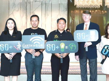 60+ Earth Hour 2026 : ประจวบ น้อยอามาตย์ ผช.ผอ.เขตหลักสี่, พงษ์ศักดิ์ สุกกาดำ หัวหน้าฝ่ายรักษาความสะอาด
และสวนสาธารณะ และ ณพัฐอร สุรมณี หัวหน้าฝ่ายรายได้ พร้อมเจ้าหน้าที่เขตหลักสี่ เชิญชวนโรงแรมมิราเคิล
แกรนด์ คอนเวนชั่น ร่วมกิจกรรม “ปิดไฟ 1 ชั่วโมง ลดโลกร้อน ปี 2569” โดยมี มร.ไมเคิล เมอร์ฟี่ ผจก.ทั่วไป โรงแรมฯและคณะผู้บริหารร่วมกันต้อนรับ ที่โรงแรมมิราเคิล แกรนด์ คอนเวนชั่น เขตหลักสี่