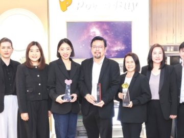 ฉลอง 3 รางวัลใหญ่ : สุวิณ โกษีอำนวย กก.ผจก.ใหญ่ บจก.เพาเวอร์บาย และคณะผู้บริหาร ร่วมกันยินดีในโอกาสรับ 3 รางวัลใหญ่จากเวทีชั้นนำทั้งในประเทศและระดับเอเชีย ได้แก่ Thailand Top Company Awards
2026, Outstanding Brands 2025 และ LazMall-Top Retailer 2025 สะท้อนพลังแบรนด์ที่แข็งแกร่งและเป็นองค์กรที่ดำเนินธุรกิจเติบโตอย่างยั่งยืนและประสบความสำเร็จ ที่เพาเวอร์บาย ถนนสีลม กรุงเทพฯ