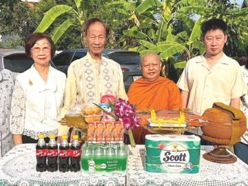 รำลึก “วันจักรี” สุรินทร์ โกสิยางกูร ประธานจัดงาน “6 เมษา น้อมรำลึก
สมเด็จพระพุทธยอดฟ้าจุฬาโลกมหาราช” เป็นปีที่ 28 ทำบุญตักบาตรและ
ถวายผ้าไตรแด่ พระศรีภัททิยบดี ผู้ช่วยเจ้าอาวาส วัดชนะสงคราม
ราชวรมหาวิหาร พร้อมทั้งทำบุญเลี้ยงพระที่โรงพยาบาลสงฆ์ เพื่อถวายเป็นพระราชกุศล