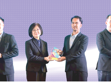 ต่อเนื่องปีที่ 7 : กานต์ ศุภนิรันดร์ ผจก.ฝ่าย ESG บมจ.ทีพีไอ โพลีน, คัมภีร์ พัฒนเวศน์ ผจก.ฝ่าย Power Plant บมจ.ทีพีไอ โพลีน เพาเวอร์ และ พรพิพัฒน์
กสิประกอบ ผช.ผจก.ฝ่าย ESG บมจ.ทีพีไอ โพลีน รับรางวัล CSR-DIW Continuous Award 2025 จากกรมส่งเสริมอุตสาหกรรม กระทรวงอุตสาหกรรม
สะท้อนความมุ่งมั่นในการดำเนินธุรกิจอย่างมีความรับผิดชอบต่อสังคมและสิ่งแวดล้อมอย่างยั่งยืน ถือเป็นเครื่องยืนยันถึงการดำเนินงานด้านความรับผิดชอบต่อสังคม
ที่เป็นรูปธรรม ครอบคลุมทั้งการบริหารจัดการสิ่งแวดล้อม การดูแลพนักงาน การสร้างการมีส่วนร่วมกับชุมชน รวมถึงการดำเนินธุรกิจบนหลักธรรมาภิบาล