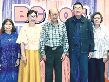 รุ่น 5 พบปะสังสรรค์ : ดร.อัศวิน อิงคะกุล ประธานกรรมการบริหาร มิราเคิล กรุ๊ป ต้อนรับเพื่อนศิษย์เก่า
มหาวิทยาลัยกรุงเทพ รุ่น 5 นำโดย ทูนใจ ศรีวังพล ประธานรุ่นฯ ในงานเลี้ยง “ความรัก ความทรงจำ ไม่มีวัน
สิ้นสุด” พร้อมทั้งร่วมทำบุญอุทิศส่วนกุศลให้เพื่อนที่ล่วงลับไปแล้ว โดยมี ดร.ธนู กุลชล, สุมิตรา วงศ์กำแหง,
นิตยา ปัญญาทิพย์, นิตยา สุนทรบุระ และ ประดับ ชินวรรโณ ร่วมงาน ที่ โรงแรมอัศวิน แกรนด์ คอนเวนชั่น