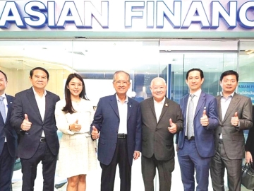 รีแบรนด์ครั้งใหญ่ : ดร.ณรงค์ชัย อัครเศรณี ประธานคณะกรรมการ บริษัทเงินทุน เอเซียน จำกัด (มหาชน)
หรือ “Asian Finance” ประกาศย้าย สนง.ใหญ่ พร้อมแนะนำกรรมการชุดใหม่ที่มีความเชี่ยวชาญหลากหลายมิติ
ขับเคลื่อนองค์กรสู่มิติใหม่ของสถาบันการเงินที่มั่นคง ยั่งยืน และยึดมั่นในหลักธรรมาภิบาล โดยมี ดร.สุนทร
อรุณานนท์ชัย และ คณิศ แสงสุพรรณ ร่วมงาน ที่ อาคารเมืองไทย-ภัทร คอมเพล็กซ์ ถนนรัชดาภิเษก

