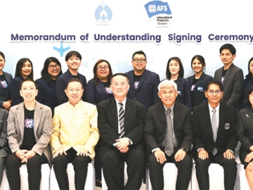 ทักษะสากล : สนั่น อังอุบลกุล ประธานมูลนิธิการศึกษาและวัฒนธรรมสัมพันธ์ไทย-นานาชาติ (AFS
ประเทศไทย) และ ดร.วิฑูรย์ สิมะโชคดี นายกสภามหาวิทยาลัยกาฬสินธุ์ ร่วมเป็นประธานในพิธีลงนาม
ความร่วมมือทางวิชาการระหว่าง ผศ.ดร.วัชรพจน์ ทรัพย์สงวนบุญ ผอ.ใหญ่ มูลนิธิ AFS และ รศ.ดร.สุพรรณ
สุดสนธิ์ อธิการบดี มหาวิทยาลัยกาฬสินธุ์ เพื่อเสริมสร้างทักษะสากลและพัฒนา AI เพื่อการศึกษา