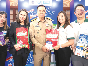 ลดภาระค่าครองชีพให้ผู้บริโภค : มิญช์ภัส รุจิสันติหิรัญ ผช.กก.ผจก.ใหญ่สายขาย, มัลลิกา บุระขันธ์ ผอ.ฝ่ายบริหาร
การตลาด และ กันต์กร นันทพัฒน์สิริ ผอ.ฝ่ายค้าปลีกสมัยใหม่ บมจ.พี อาร์ จี คอร์ปอเรชั่น ผู้บริหารกลุ่มธุรกิจ
ข้าวมาบุญครอง ต้อนรับ อนุทิน ชาญวีรกูล นายกรัฐมนตรี และ รมว.กระทรวงมหาดไทย ที่มาเป็นประธานในพิธีเปิดโครงการ “ไทยช่วยไทย” พร้อมเยี่ยมชมบูธข้าวมาบุญครอง โดยร่วมตรึงราคาสินค้า จำหน่ายให้ประชาชน ณ ตึกสันติไมตรี ทำเนียบรัฐบาล