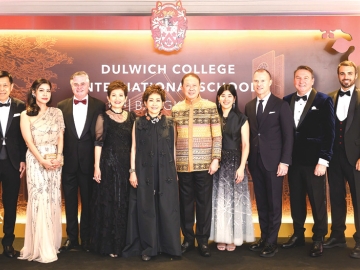 เครือ DCI : มาร์ค เลเดอร์มันน์ ประธานเจ้าหน้าที่บริหาร ดัลลิช คอลเลจ อินเตอร์เนชั่นแนล ต้อนรับ สนั่น-คุณหญิงณัฐิกา อังอุบลกุล และ สุพล วัธนเวคิน ที่มาร่วมแสดงความยินดีในโอกาสเปิดตัว “โรงเรียนนานาชาติดัลลิช คอลเลจ กรุงเทพฯ” เครือโรงเรียนนานาชาติภายใต้ ดัลลิช คอลเลจ อินเตอร์เนชันแนล (Dulwich College International) โดยมี พงศ์เทพ-พนิดา เทพกาญจนา, บียอน เรททิก และ เวนิตา พรหมาพร ร่วมงาน ที่เดอะเรสสิเด้นท์ โรงแรมแกรนด์ ไฮแอท เอราวัณ กรุงเทพ