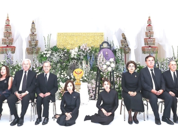 ด้วยความอาลัย : ธนาคารกสิกรไทยและสมาคมธรรมศาสตร์ฯ เป็นเจ้าภาพสวดพระอภิธรรมศพ ชนะ รุ่งแสง อดีตรองกรรมการ
ผู้จัดการใหญ่ ธนาคารกสิกรไทย และอดีตศิษย์เก่าผู้ทำคุณประโยชน์
แก่มหาวิทยาลัยธรรมศาสตร์ โดยมี ชวน หลีกภัย, บัญญัติ บรรทัดฐาน, พงศ์เทพ เทพกาญจนา นายกสมาคมธรรมศาสตร์ฯ,
บัณฑูร ล่ำซำ ประธานกิตติคุณ ธนาคารกสิกรไทย, กอบกาญจน์
วัฒนวรางกูร ประธานกรรมการ ธนาคารกสิกรไทย, ขัตติยา
อินทรวิชัย กรรมการและประธานเจ้าหน้าที่บริหาร ธนาคารกสิกรไทย,
กลินท์ สารสิน กรรมการ ธนาคารกสิกรไทย, ศ.พิเศษ หิรัญ รดีศรี,
ศ.ดร.วรภัทร โตธนะเกษม, ดร.ประสาน ภิรัชบุรี, ศุภลักษณ์
อัมพุช, ผาณิต พูนศิริวงศ์ ร่วมแสดงความเสียใจและ
ร่วมในพิธีสวดพระอภิธรรมศพ โดยมี รจน์-ปรวรรณ-
รัฐฐา รุ่งแสง ธิดา-บุตร ผู้วายชนม์ ต้อนรับในงาน
ณ ศาลา 4-5-6 วัดธาตุทอง ซึ่งจัดพิธีสวดพระอภิธรรมเวลา
18.30 น. ถึงวันเสาร์ที่ 11 เมษายน และกำหนดพระราชทานเพลิงศพ
ในวันพฤหัสบดีที่ 16 เมษายน 2569 เวลา 17.00 น. ณ เมรุวัดธาตุทอง