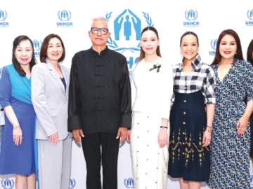 ต่อเนื่องปีที่ 5 : อรุณี อัชชะกุลวิสุทธิ์ ผอ.แผนกส่งเสริมความร่วมมือภาค
เอกชน UNHCR ต้อนรับ ซาบีดา ไทยเศรษฐ์ รมว.วัฒนธรรม และ อ.เผ่าทอง
ทองเจือ ในงานเลี้ยงน้ำชาการกุศล “กองทุนเพื่อผู้ลี้ภัยหญิงทั่วโลก เพื่อสร้าง
เครือข่ายสตรีไทยที่ประสบความสำเร็จ ร่วมส่งต่อความช่วยเหลือแก่ผู้ลี้ภัยหญิงทั่วโลก