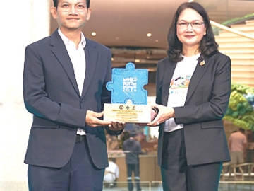 ต่อเนื่องปีที่ 2 : สมรัฐ กุลจารุโอภาส ผอ.อาวุโส ฝ่ายการตลาด
บมจ.ไทยสมุทรประกันชีวิต รับโล่ “องค์การที่สนับสนุน
การส่งเสริมพัฒนาคุณภาพชีวิตบุคคลออทิสติก” จาก สนธยา บุณยภูษิต อธิบดีกรมส่งเสริมและพัฒนาคุณภาพชีวิตคนพิการ