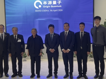 สมเด็จพระกนิษฐาธิราชเจ้า กรมสมเด็จพระเทพรัตนราชสุดาฯ สยามบรมราชกุมารี เสด็จพระราชดําเนินไปยังสถานีรถไฟเซี่ยงไฮ้หงเฉียว (Shanghai Hongqiao Railway
Station) เพื่อประทับรถไฟความเร็วสูง เที่ยวที่ จี 384 เสด็จพระราชดำเนินจากสถานีรถไฟเซี่ยงไฮ้หงเฉียว ไปยังสถานีรถไฟเหอเฝย์ใต้ นครเหอเฝย มณฑลอานฮุย
เพื่อทอดพระเนตรการดำเนินงาน และวิวัฒนาการการพัฒนาควอนตัมชิป ของ บริษัท ออริจิน ควอนตัม คอมพิวติง เทคโนโลยี (เหอเฝย) จำกัด เป็นบริษัทจีน
รายแรกที่ผลิตคอมพิวเตอร์ควอนตัม (สาขาหนึ่งของฟิสิกส์) เพื่อการพาณิชย์ ก่อตั้งเมื่อเดือนกันยายน 2560 เมื่อวันอาทิตย์ที่ 5 เมษายน 2569 เวลา 08.47 น.