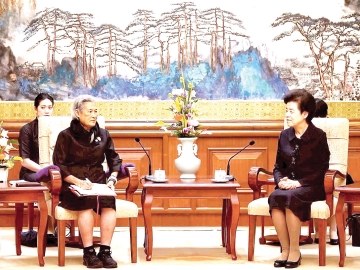 สมเด็จพระกนิษฐา
ธิราชเจ้า กรมสมเด็จพระเทพรัตนราช
สุดาฯ สยามบรมราชกุมารี พระราชทานพระราชวโรกาส
ให้ นางเสียน ฮุย (Ms.Xian Hui) รองประธานสภา
ที่ปรึกษาการเมืองแห่งชาติ ชุดที่ 14
ในฐานะผู้แทนรัฐบาลสาธารณรัฐประชาชนจีน เฝ้าทูลละอองพระบาท ณ เรือนรับรองเตี้ยว
หยูไถ (Diaoyutai
State Guesthouse)
กรุงปักกิ่ง สาธารณรัฐประชาชนจีน เรือนรับรองแขกบ้าน
แขกเมืองของรัฐบาล
จีน ที่มีความเป็นมา
ยาวนานถึง 800 กว่าปี เมื่อ
วันพฤหัสบดีที่
9 เมษายน 2569