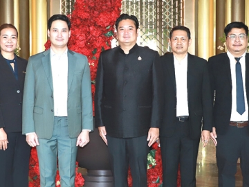 ประชุมหารือ : อนัคพล อิงคะกุล รองประธานกรรมการบริหาร มิราเคิล กรุ๊ป ต้อนรับ รพีภัทร์ จันทรศรีวงศ์
อธิบดีกรมวิชาการเกษตร ในพิธีเปิดการประชุมเรื่อง “การเสริมสร้างกรอบการกำกับดูแลการค้าสินค้าเกษตรดิจิทัล : มุมมองเชิงนโยบายและหลักธรรมาภิบาล” โดยมี ชัยศักดิ์ รินเกลื่อน ผอ.สำนักควบคุมพืชและวัสดุการเกษตร และ เมธาสิทธิ์ คนการ ผอ.กลุ่มสารวัตรเกษตร ร่วมงาน ที่โรงแรมอัศวิน แกรนด์ คอนเวนชั่น