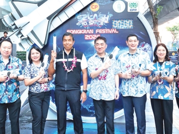 “สงกรานต์อวกาศ” : ชัชชาติ สิทธิพันธุ์ ผู้ว่าราชการกรุงเทพมหานคร และ ประสิทธิ์ บุญดวงประเสริฐ ประธาน
คณะผู้บริหาร บมจ.เจริญโภคภัณฑ์อาหาร (CPFX แถลงข่าวการจัดงานสงกรานต์ “CP Splash to Space” ระหว่างวันที่ 12-14 เมษายน 2569 ที่ผสานวัฒนธรรมไทยเข้ากับความคิดสร้างสรรค์ร่วมสมัย พร้อมยกระดับถนนสีลมสู่แลนด์มาร์คใหม่ ผลักดันสู่
Global Destination ด้วยกิจกรรมบันเทิงและอาหาร สร้างประสบการณ์ใหม่ให้นักท่องเที่ยวไทยและต่างชาติ ที่ ซี.พี.ทาวเวอร์ สีลม