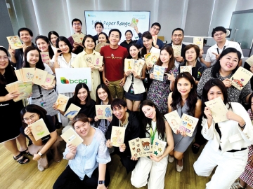 พัฒนาอย่างยั่งยืน : ณัชชารีย์ บูรณพัฒน์ปกรณ์ ผอ.โครงการสร้างสรรค์เนื้อหาและสื่อมวลชนสัมพันธ์
บมจ.บีซีพีจี ร่วมกับ มูลนิธิบูรณะชนบทแห่งประเทศไทยฯ จัดกิจกรรม “BCPG Paper Ranger” โดยพนักงาน
ร่วมกันเปลี่ยนกระดาษ A4 ที่ใช้แล้วเพียงหน้าเดียวให้กลายเป็นสมุดเล่มใหม่ 85 เล่ม ในเวลา 3 ชั่วโมง เพื่อ
ส่งต่อให้น้องๆ นักเรียนในพื้นที่ห่างไกลที่ยังขาดแคลนอุปกรณ์การเรียน ที่ สำนักงานใหญ่ อาคารเอ็ม ทาวเวอร์