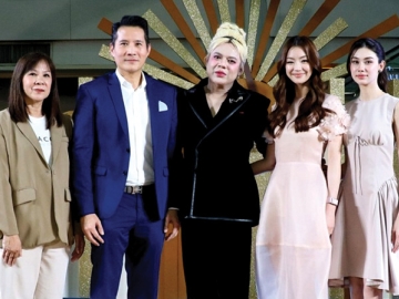 อร่อยต้อนรับสงกรานต์ : ชัยยุต ซอโสตถิกุล และ รัชนี ปรีดากมลรัตน์ ผจก.Smood Event Creation บมจ.ซีคอน ดีเวลลอปเมนท์ เปิดงาน “A Summer Fest”
อร่อยเกรดเอ by A Supachai” ยกขบวนเมนูเด็ด กว่า 100 ร้านดังและร้านศิลปิน
ดารามาให้อิ่มอร่อยแบบฟินครบจบในงานเดียว ที่ ศูนย์การค้าซีคอนสแควร์