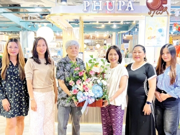 ใส่ใจสุขภาพ : จรูญรัตน์ สาลี กก.ผจก.บจก.พาราไดซ์ พาร์ค ร่วมยินดีกับ ศิริพงศ์
ภวันตพงศ์ เจ้าของกิจการร้านขนมเปี้ยะ “ภูผา คอฟฟี่” (Phupa Coffee) ในโอกาส
เปิดสาขาใหม่ พร้อมแนะนำ “ขนมเปี๊ยะอบเทียนหอม หวานน้อย อร่อยเยอะ” สูตรเฉพาะที่พิถีพิถันในทุกขั้นตอนการผลิต ที่ ศูนย์การค้าพาราไดซ์ พาร์ค