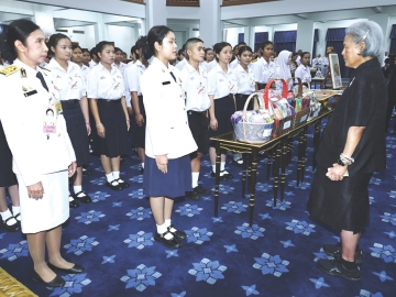 สมเด็จพระกนิษฐาธิราชเจ้า กรมสมเด็จพระเทพรัตนราชสุดาฯ สยามบรมราชกุมารี เสด็จลง ณ ศาลาดุสิดาลัย สวนจิตรลดา พระราชทานพระราชวโรกาสให้คณะผู้บังคับบัญชาและครูใหญ่โรงเรียนตำรวจตระเวนชายแดน พร้อมด้วยผู้ปฏิบัติงานและ
ผู้สนับสนุนโครงการตามพระราชดำริ และนักเรียนในพระราชานุเคราะห์ เฝ้าฯ ในโอกาสที่กองบัญชาการตำรวจตระเวนชายแดนจัดการประชุมสัมมนาครูใหญ่โรงเรียนตำรวจตระเวนชายแดน ประจำปี 2569 เมื่อวันจันทร์ที่ 13 เมษายน 2569 เวลา 10.00 น.