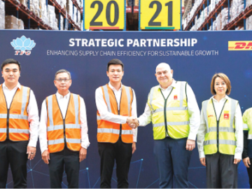 พันธมิตรเชิงกลยุทธ์ : สตีฟ วอล์กเกอร์ ประธานเจ้าหน้าที่บริหาร ดีเอชแอล ซัพพลายเชน
ประเทศไทย และ สันติ วุฒิเสลา ผู้บริหาร บมจ.ไทยฟู้ดส์ กรุ๊ป ประกาศความ
ร่วมมือของดีเอชแอลในการให้บริการคลังสินค้าเพื่อสนับสนุนการกระจายสินค้า
ทั่วประเทศของไทยฟู้ดส์ กรุ๊ป ที่ อาคารคลังสินค้าฯ อ.วังน้อย จ.พระนครศรีอยุธยา