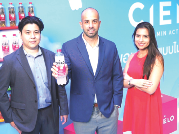 อร่อยเอนจอยแบบไม่รู้สึกผิด : ฮวน โฮเซ่ โลเปซ เวอร์การ่า กก.ผจก.บจก.
อาเจไทย เปิดตัวผลิตภัณฑ์ “CIELO” (เซียโล่) 2 รสชาติใหม่ล่าสุด ได้แก่
แอปเปิ้ล และ พีช เครื่องดื่มวิตามินโซดาเจนใหม่ที่ปราศจากน้ำตาลและแคลอรี่
ตอบโจทย์เทรนด์สุขภาพและไลฟ์สไตล์คนรุ่นใหม่ ผสานความอร่อยและคุณประโยชน์