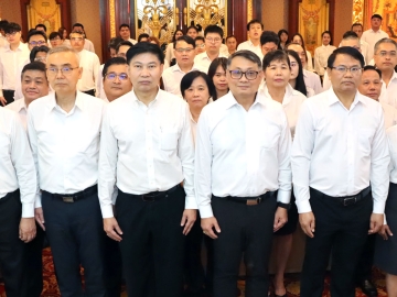 พัฒนาศักยภาพ : เรือเอกสาโรจน์ คมคาย อธิบดีกรมสวัสดิการและคุ้มครองแรงงาน เปิดการอบรมโครงการพัฒนาศักยภาพผู้ปฏิบัติงานด้านกฎหมาย หลักสูตร “การว่าความในศาลแรงงาน” จัดโดย ณรงค์ฤทธิ์
วรรณโส ผอ.กองนิติการ โดยมี พงศ์เทพ เพชรโสม รองอธิบดีกรมสวัสดิการและคุ้มครองแรงงาน และ ผอ.กองคุ้มครองแรงงาน, กองการเจ้าหน้าที่, กองสวัสดิการแรงงาน ฯลฯ ร่วมงาน ที่ โรงแรม ดิ เอมเมอรัลด์