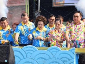 สงกรานต์กรุงเก่า : ชวนินทร์ วงศ์สถิตจิรกาล ผวจ.พระนครศรีอยุธยา และ ศุทธิกานต์ วงศ์สถิตจิรกาล ประธานแม่บ้านมหาดไทยจังหวัดพระนครศรีอยุธยา เปิดงาน “มหาสงกรานต์กรุงเก่า สายน้ำ ศรัทธา มรดกแห่งแผ่นดิน” ประเพณีสงกรานต์ ประจำปี 2569 ที่ เทศบาลนครพระนครศรีอยุธยา จ.พระนครศรีอยุธยา