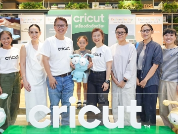 DIY ง่ายและสนุก : ดร.บรรพต วัฒนสมบัติ กก.ผจก.บจก.อาร์ทีบี เทคโนโลยี และ วิมลมาลย์ วัฒนสมบัติ ผอ.ฝ่ายการตลาด จัดงาน “Cricut Explore the Joy” ให้ผู้ที่สนใจได้ทดลองใช้งานผลิตภัณฑ์จากแบรนด์ Cricut (คริเค็ท) พร้อมเปิดตัวเครื่องตัดและเครื่องรีดร้อนรุ่นใหม่ ที่ ร้าน B2S ศูนย์การค้าเซ็นทรัล พระราม 9