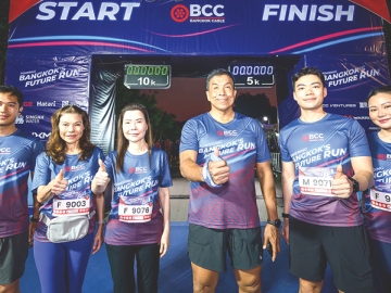 วิ่งเพื่อพลังงานสะอาด : กรรติกา ปรีชาหาญ ประธานเจ้าหน้าที่บริหาร บจก.สายไฟฟ้าบางกอกเคเบิ้ล หรือ
Bangkok Cable (BCC) จัดงาน “Powering Bangkok’s Future Run 2026”นำรายได้สมทบทุนโครงการ
ติดตั้งระบบผลิตไฟฟ้าจากพลังงานแสงอาทิตย์ให้แก่โรงเรียนต่างๆ พร้อมส่งมอบการปรับปรุงลานยืดเหยียดและพื้นที่ออกกำลังกาย บริเวณประตู 1 สวนลุมพินี (ฝั่งถนนวิทยุ) ให้แก่ ชัชชาติ สิทธิพันธุ์ ผู้ว่าฯ กทม.