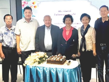 พบปะสังสรรค์ : ดร.สุนทร อรุณานนท์ชัย ประธานหลักสูตร “การเมืองการปกครองในระบอบประชาธิปไตย
สำหรับนักบริหารระดับสูง” รุ่นที่ 5 (ปปร.5) จัดงานสังสรรค์พร้อมรับคำอวยพรในโอกาสวันคล้ายวันเกิดจากเพื่อนร่วมรุ่น โดยมี พล.อ.ท.วันชาติ เนตรานนท์, ชัยวัฒน์ พสกภักดี, วิสิฐ ตันติสุนทร, ดร.อารยา อรุณานนท์ชัย, ไพบูลย์-วินา นิติตะวัน และ สมโภชน์ นพคุณ ร่วมยินดี ที่โรงแรมอวานี