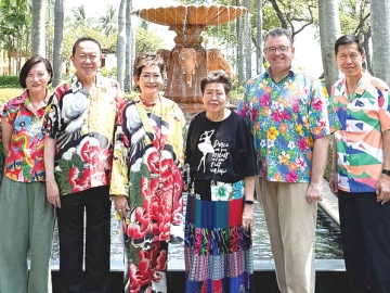 สืบสานประเพณีไทย : คุณหญิงณัฐิกา วัธนเวคิน อังอุบลกุล กรรมการบริหาร บริษัท โรงแรมชายทะเล จำกัด, พนิดา
เทพกาญจนา และ มาร์โก อะวิตาบิเล่ จัดงานรดน้ำขอพรเพื่อความเป็นสิริมงคลเนื่องในเทศกาลสงกรานต์ ประจำปี 2569
โดยมี จรรย์สมร วัธนเวคิน, สนั่น อังอุบลกุล, พงศ์เทพ เทพกาญจนา, ศุภวรรณ ศรีวนาสณฑ์, นิธินันท์ อังอุบลกุล,
ชไมพร อังอุบลกุล และ ธนนุช เทพกาญจนา ร่วมงาน ที่โรงแรมแกรนด์ไฮแอทรีเจนซี หัวหิน จังหวัดประจวบคีรีขันธ์