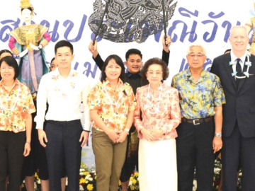 สรงน้ำพระ รดน้ำขอพรผู้สูงอายุ : พรพัน วัฒนสินธุ์ ผอ.เขตบางรัก เปิด
กิจกรรมวันสงกรานต์ “บางรักร่วมสืบสานประเพณีวันสงกรานต์” จัดโดย
สำนักงานเขตบางรัก ร่วมกับสภาวัฒนธรรมเขตบางรัก และภาคีเครือข่าย เพื่อ
รักษาวัฒนธรรมไทย ที่โรงแรมมณเฑียร สุรวงศ์ โดยมีคณะผู้บริหารโรงแรมฯ ร่วมงาน