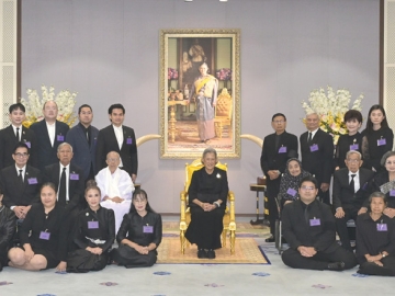 สมเด็จพระกนิษฐาธิราชเจ้า กรมสมเด็จพระเทพรัตนราชสุดาฯ สยามบรมราชกุมารี เสด็จออก ณ วังสระปทุม ทรงบำเพ็ญพระราชกุศลอุทิศแด่บูรพาจารย์ของชมรมบาลี-สันสกฤต ผู้เคยถวายความรู้ เนื่องในโอกาสวันสงกรานต์ พุทธศักราช 2569 โอกาสนี้ ทรงสรงน้ำพระพุทธรูป แล้วพระราชทานน้ำสงกรานต์ และของที่ระลึก
แก่อาจารย์อาวุโสของชมรมบาลี-สันสกฤต คณะอักษรศาสตร์ จุฬาลงกรณ์มหาวิทยาลัย โอกาสนี้ คณะสมาชิกชมรมบาลี-สันสกฤต พร้อมผู้ติดตามสมาชิกชมรม
บาลี-สันสกฤต จำนวนรวม 56 คน เฝ้าทูลละอองพระบาท ทูลเกล้าทูลกระหม่อมถวายของที่ระลึกด้วย เมื่อวันพฤหัสบดีที่ 16 เมษายน 2569 เวลา 08.55 น.