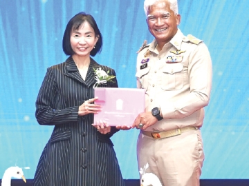 เข็มเชิดชูเกียรติ “เสมาคุณูปการ” : จารุวรรณ งามพิสุทธิ์ไพศาล
ผช.กก.ผจก.ใหญ่อาวุโส ฝ่ายทรัพยากรบุคคล บจก.เซ็นทรัล
เรสตอรองส์ กรุ๊ป(CRG) รับรางวัลผู้ทำคุณประโยชน์ให้แก่กระทรวง
ศึกษาธิการจาก สุเทพ แก่งสันเทียะ ปลัดกระทรวงศึกษาธิการ