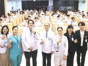 สู่เส้นทางวงการแพทย์ : นพ.สมเกียรติ คูอมรพัฒนะ ผอ.โรงพยาบาลเจ้าพระยา จัดกิจกรรม “Med Tour” โดยมี
ปราโมทย์ หิรัญจารุวงศ์ ผอ.ฝ่ายบริหาร ร่วมต้อนรับนักเรียนและคณาจารย์จากโรงเรียนเซนต์คาเบรียล เพื่อเปิดการ
เรียนรู้ประสบการณ์จริงในสายงานด้านการแพทย์และสาธารณสุข ให้เข้าใจการทำงานจริงอย่างครบวงจร ส่งเสริมการเรียนรู้
นอกห้องเรียน สร้างแรงบันดาลใจและเปิดมุมมองสู่เส้นทางอาชีพในอนาคต และตระหนักถึงคุณค่าของวิชาชีพทางการแพทย์