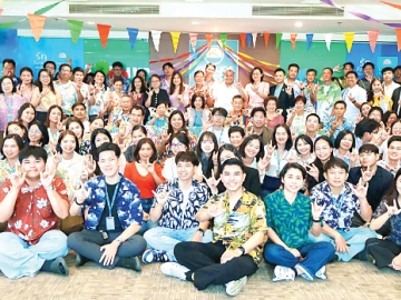 “เที่ยวตลาด สาดสนุก สุขสงกรานต์” : นุสรา (อัสสกุล) บัญญัติปิยพจน์ ประธานเจ้าหน้าที่บริหาร บมจ.ไทยสมุทร
ประกันชีวิต พร้อมด้วยที่ปรึกษาอาวุโส คณะผู้บริหาร และพนักงาน ร่วมกิจกรรม “OCEAN LIFE Songkran Festival 2026” เพื่อฉลองเทศกาลสงกรานต์ปีใหม่ไทยเพื่อความเป็นสิริมงคล พร้อมด้วยกิจกรรมสร้างความสัมพันธ์ภายในองค์กร
โดยรายได้ทั้งหมดจากการร่วมสนุกโดยไม่หักค่าใช้จ่ายจะนำไปสมทบทุนส่งต่อเป็นพลังความรักและสร้างรอยยิ้มให้แก่สังคมต่อไป