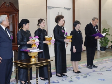 สมเด็จพระกนิษฐาธิราชเจ้า กรมสมเด็จพระเทพรัตนราชสุดาฯ สยามบรมราชกุมารี เสด็จออก ณ วังสระปทุม พระราชทาน
พระราชวโรกาสให้ นายขรรค์ ประจวบเหมาะ ผู้อำนวยการสำนักงานจัดหารายได้ สภากาชาดไทย นำ นางสุนันทา สมบุญธรรม
ประธานมูลนิธิเซนต์โยเซฟ และคณะ เฝ้าฯ ทูลเกล้าฯ ถวายเงินรายได้จากการจัดการแสดงบอลรูมแดนซ์การกุศล “Rhythm Dance” เพื่อสนับสนุนโครงการพัฒนาศูนย์มะเร็งแบบบูรณาการ โรงพยาบาลจุฬาลงกรณ์ สภากาชาดไทย