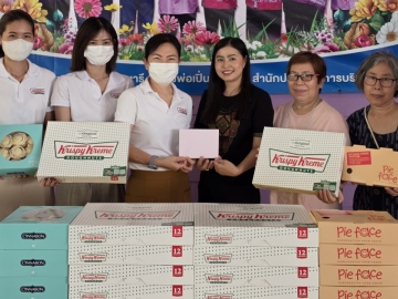 มอบรอยยิ้มแก่ผู้สูงอายุ : ดร.อุษณีย์ มหากิจศิริ ลีโอณีโอ ประธาน บริษัท เคเอฟยู
จำกัด ส่งพนักงานจิตอาสาไปมอบเงินบริจาคเพื่อสนับสนุนกิจการ และเลี้ยงอาหารกลางวัน พร้อมผลิตภัณฑ์จากแบรนด์ในเครือ ได้แก่ โดนัทคริสปี้ ครีม, ซินนาบอน
และพาย เฟสซ์ ที่ สถานสงเคราะห์คนชราเฉลิมราชกุมารี จังหวัดนครปฐม