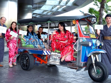 “เซ็นทารา” บุกโอซาก้า : จุไรรัตน์ มงคลวงศ์สิริ รองประธานฝ่ายขาย โรงแรมและ
รีสอร์ทในเครือเซ็นทารา นำทีมงานฝ่ายขายเดินสายประชาสัมพันธ์และให้ข้อมูล “เซ็นทารา ไลฟ์ นัมบะ โอซาก้า” โรงแรมไลฟ์สไตล์ร่วมสมัยใจกลางเมืองอันสะดวกสบายแห่งใหม่ล่าสุดของเซ็นทารา ที่เพิ่งเปิดให้บริการอย่างเป็นทางการในญี่ปุ่น