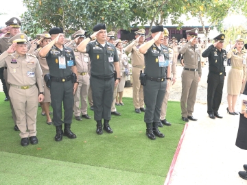 สมเด็จพระกนิษฐาธิราชเจ้า กรมสมเด็จพระเทพรัตนราชสุดาฯ สยามบรมราชกุมารี เสด็จพระราชดำเนินไปทรงติดตามการดำเนินโครงการตามพระราชดำริ
ณ โรงเรียนตำรวจตระเวนชายแดนนเรศวรป่าละอู อำเภอหัวหิน จังหวัดประจวบคีรีขันธ์ ที่มุ่งส่งเสริมการศึกษาและพัฒนาคุณภาพชีวิตเยาวชนในท้องถิ่นห่างไกล
อยู่ในความดูแลของกองกำกับการตำรวจตระเวนชายแดนที่ 14 เปิดสอนชั้นปฐมวัยถึงประถมศึกษาปีที่ 6 มีนักเรียน 180 คน ส่วนใหญ่เป็นชาวไทยภูเขา
เผ่ากะเหรี่ยง โอกาสนี้ ทรงเปิดป้ายอาคารทันตพิทักษ์ ด้วยทรงห่วงใยปัญหาฟันผุของเด็กนักเรียนในถิ่นทุรกันดาร เมื่อวันเสาร์ที่ 18 เมษายน 2569 เวลา 14.41 น.