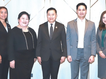 ประชุมเชิงปฏิบัติการ : อนัคพล อิงคะกุล รองประธานกรรมการบริหารมิราเคิล กรุ๊ป ต้อนรับ ไตรยฤทธิ์ เตมหิวงศ์
อธิบดีกรมคุ้มครองสิทธิและเสรีภาพ กระทรวงยุติธรรม ในโอกาสเป็นประธานเปิดการประชุม “โครงการองค์กร
ต้นแบบด้านสิทธิมนุษยชน ประจำปี 2569” เพื่อยกระดับองค์กรสู่การเป็นผู้นำด้านสิทธิมนุษยชน โดยมี
นรีลักษณ์ แพไชยภูมิ ผอ.กองสิทธิมนุษยชนระหว่างประเทศ ร่วมงาน ที่ โรงแรมอัศวิน แกรนด์ คอนเวนชั่น