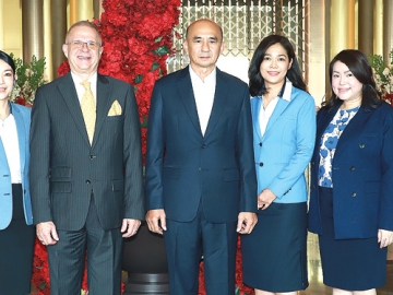 ครั้งที่ 3/2569 : มร.อังเดร บรัวฮาร์ท ผจก.ทั่วไป โรงแรมอัศวิน แกรนด์ คอนเวนชั่น ต้อนรับ พล.อ.ศุภวัฒน์
เชิดธรรม ประธานกรรมการ บจก.บริการภาคพื้น ท่าอากาศยานไทย ในการประชุมคณะกรรมการบริษัทฯ
โดยมี นาระวี บำรุงพงษ์ ที่ปรึกษา พร้อม อมรรัตน์ กริตโสภณ รอง ผจก.ใหญ่อาวุโส สายงานบัญชีและ
การเงิน และ เจตน์ บุลสุข รอง ผจก.ใหญ่อาวุโส สายงานปฏิบัติการ ร่วมงาน ที่ โรงแรมอัศวิน แกรนด์ คอนเวนชั่น