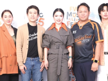 ส่งท้ายเทศกาลสงกรานต์ : ปวริศา ชุมวิกรานต์ ประธานเจ้าหน้าที่สายงานการตลาด
บมจ.เอฟดับบลิวดี ประกันชีวิต และ ชนะศักดิ์ นิยะถิรกุล Head of Regional Marketing - CentralWorld เปิดงาน “FWD Music Live Fest 5” เทศกาล
สาดความมันส์กับฟรีคอนเสิร์ตใหญ่ เล่นน้ำใจกลางกรุงเทพฯ ที่ศูนย์การค้าเซ็นทรัลเวิลด์