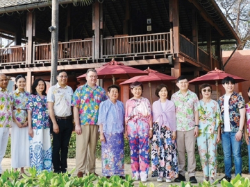 เพื่อความเป็นสิริมงคล : จรรย์สมร วัธนเวคิน, วรรณสมร วรรณเมธี และ มาร์โก อะวิตาบิเล่ จัดพิธีทำบุญ
และตั้งศาลพระภูมิชัยมงคล เนื่องในโอกาสเตรียมเปิดโรงแรมแห่งใหม่ “โรงแรม เดอะ บาราย หัวหิน -
ดิ อันบาวด์ คอลเลคชั่น บาย ไฮแอท” โดยมี สุขกาญจน์-สุวรรณี วัธนเวคิน, ธีร์ วรรณเมธี, สรินธร
แมคมาฮอน เข้าร่วมพิธี ที่โรงแรม เดอะ บาราย หัวหิน-ดิ อันบาวด์ คอลเลคชั่น บาย ไฮแอท จ.ประจวบคีรีขันธ์