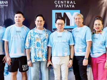 วันไหลพัทยา : รัตนชัย สุทธิเดชานัย ผู้ทรงคุณวุฒิเมืองพัทยา, ขวัญชัย บุญอารีย์ และ ตุลย์ มหาวัจน์
ร่วมเปิดงาน “Central Pattaya Songkran - Wanlai Festival 2026” แลนด์มาร์คเล่นน้ำวันไหลริมชายหาด
พัทยา สนุกจัดเต็ม กับ ศิลปินแนวหน้าของไทย พร้อมร่วมส่งเสริมการท่องเที่ยวเมืองพัทยา โดยมี วสันต์
สงวนถ้อยคำ, พิเชษฐ์ ธรรมโหร, ลิซ่า แฮมิลตัน และ กรณ์ พัฒนสิน ร่วมงาน ที่ศูนย์การค้าเซ็นทรัล พัทยา