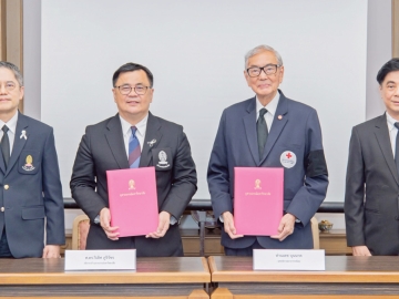 ยาต้านโรคมะเร็งปอด : เตช บุนนาค เลขาธิการสภากาชาดไทย และ ศ.ดร.วิเลิศ ภูริวัชร อธิการบดี จุฬาลงกรณ์มหาวิทยาลัย ร่วมลงนามสัญญา
ถ่ายทอดเทคโนโลยีการผลิตยา SB4456 ระหว่างสถานเสาวภา สภากาชาดไทย กับ จุฬาฯ เป็นความร่วมมือด้านการวิจัยด้านนวัตกรรมชีวการแพทย์
และการผลิตชีวเภสัชภัณฑ์ในระดับอุตสาหกรรม เพื่อยกระดับการพัฒนาและผลิตผลิตภัณฑ์ทางการแพทย์ โดยมี ศ.นพ.สุทธิพงศ์ วัชรสินธุ ผช.เลขาธิการ
สภากาชาดไทย และ ผอ.สถานเสาวภา และ รศ.ดร.นพ.จิรุตม์ ศรีรัตนบัลล์ ผช.เลขาธิการสภากาชาดไทย และคณบดีคณะแพทยศาสตร์ จุฬาฯ ร่วมพิธี