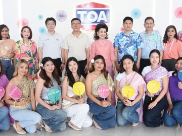 ปีใหม่ไทย : จตุภัทร์ ตั้งคารวคุณ ประธานเจ้าหน้าที่บริหาร บมจ.ทีโอเอ เพ้นท์ฯ และ ละออ ตั้งคารวคุณ
รองประธานผู้ก่อตั้งบริษัทฯ จัดงาน “TOA มหาสงกรานต์ ทำบุญตักบาตร รดน้ำขอพรผู้ใหญ่ ร่วมสืบสาน
ประเพณีไทย” ประจำปี 2569 โดยมี คณะผู้บริหาร อาทิ วินัย ชัยบุรานนท์, ว่าที่ร้อยตรี สุรศักดิ์ มั่นแดง, อิทธิพล
เต็มอมรทรัพย์, สุนทรี อภิชิต, ภาชญา ผ่องพิทักษ์กุล และพนักงาน ร่วมงาน ที่ สำนักงานใหญ่ ถนนบางนา-ตราด