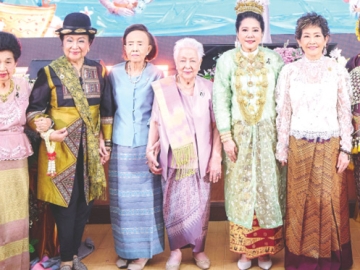 รวมพลังสตรี : ดร.มนวิภา ประชัญคดี จัดงาน “สงกรานต์รวมใจ วัฒนธรรมไทย สตรี 4 ภาค” ร่วมกับ ดร.ลาลีวรรณ กาญจนจารี ประธานสภาสมาคมสตรีแห่งชาติฯ และเครือข่ายสตรีไทยในทุกภูมิภาค แสดงความหลากหลายของวัฒนธรรมไทยที่งดงาม โดยมี คุณหญิงแสงดือน ณ นคร, คุณหญิงโรส บริบาลบุรีภัณฑ์,
คุณหญิงณัฐิกา วัธนเวคิน อังอุบลกุล และ ลลิสา จงบารมี ร่วมงาน ที่มหาวิทยาลัยเกษมบัณฑิต