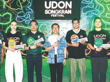 สงกรานต์...อุดรธานี : ณัฐพงศ์ คำวงศ์ปิน รอง ผวจ.อุดรธานี เปิดงาน “UDON SONGKRAN FESTIVAL 2026”
ภายใต้คอนเซ็ปต์ “Neon Water The Power of the Flow : มหาพลังแห่งสายน้ำนีออน จังหวะแห่งกระแสธารที่ไม่มีวันหยุดนิ่ง” จัดโดย อภิชา วีรชาติยานุกูล กก.ผจก.ศูนย์การค้ายูดี ทาวน์ ร่วมกับพันธมิตรต่างๆ อาทิ บจก.ซันโทรี่ เป๊ปซี่โค เบเวอเรจ (ประเทศไทย) และ ททท. ที่ศูนย์การค้ายูดี ทาวน์ จ.อุดรธานี