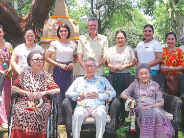 สิริมงคล...สงกรานต์ : ยัน ไวไซท์ ผจก.ทั่วไป โรงแรมเซ็นทารา แกรนด์ บีชรีสอร์ท หัวหิน นำคณะผู้บริหารและพนักงาน ร่วมกันรดน้ำขอพร
เนื่องในวันสงกรานต์ จาก สุทธิเกียรติ จิราธิวัฒน์ ประธานที่ปรึกษาคณะกรรมการ บมจ.โรงแรมเซ็นทรัลพลาซา ที่ก่อตั้งเมื่อปี 2523 เป็นหนึ่ง
ในกลุ่มเซ็นทรัล กรุ๊ป บริหารจัดการโรงแรมและรีสอร์ททั้งในและต่างประเทศ ปัจจุบันจำนวนกว่า 84 โรงแรม, คุณหญิงสุจิตรา มงคลกิติ, มุกดา
จิราธิวัฒน์ เอื้อวัฒนสกุล, รัตนา นรพัลลภ และ อรวรรณ สรรค์ศุภศิริกุล ที่โรงแรมเซ็นทารา แกรนด์ บีช รีสอร์ท หัวหิน จังหวัดประจวบคีรีขันธ์